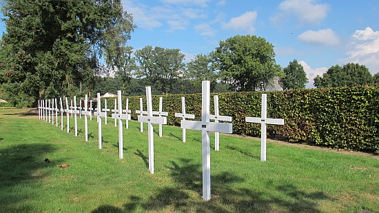 Kruisen in Garderen. In 2012 zijn er 29 witte kruisen geplaatst voor de Serviërs die in Garderen begraven liggen. Bron: Stichting Dodenakkers.